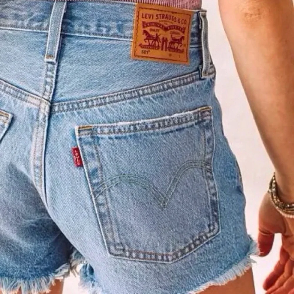 Levi’s 501 W28 (US 6/7) Denim Womens Shorts Irregular High Rise Luxor 56327-0113 - Picture 3 of 13